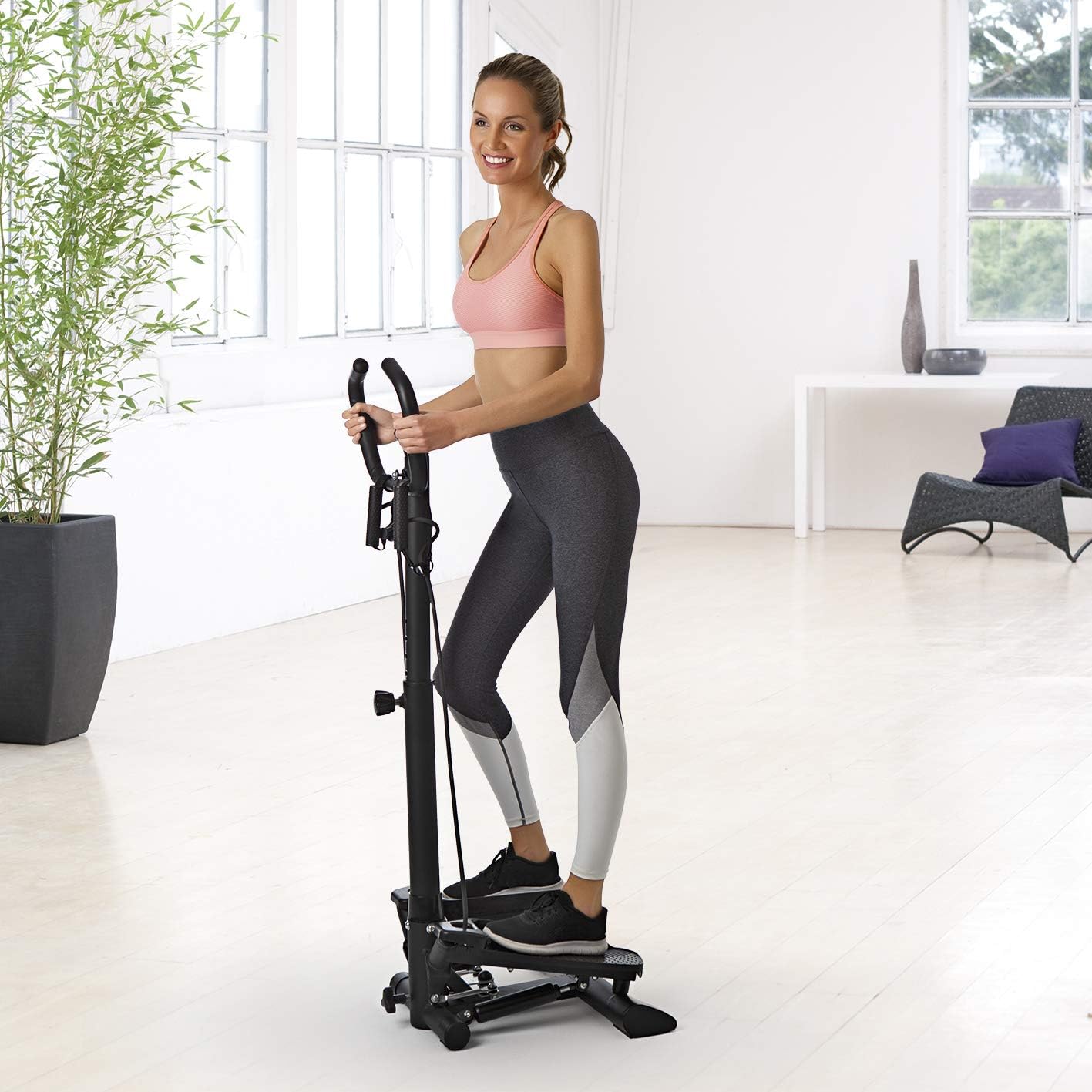 VITALmaxx Fitnesstrainer Swing Stepper mit 2 Expanderbändern | Trainiert die Beinmuskeln und fördert die Ausdauer | Mit höhenverstellbarem Handgriff | Maximale Belastung ca. 100 kg [schwarz] — Ansicht 2
