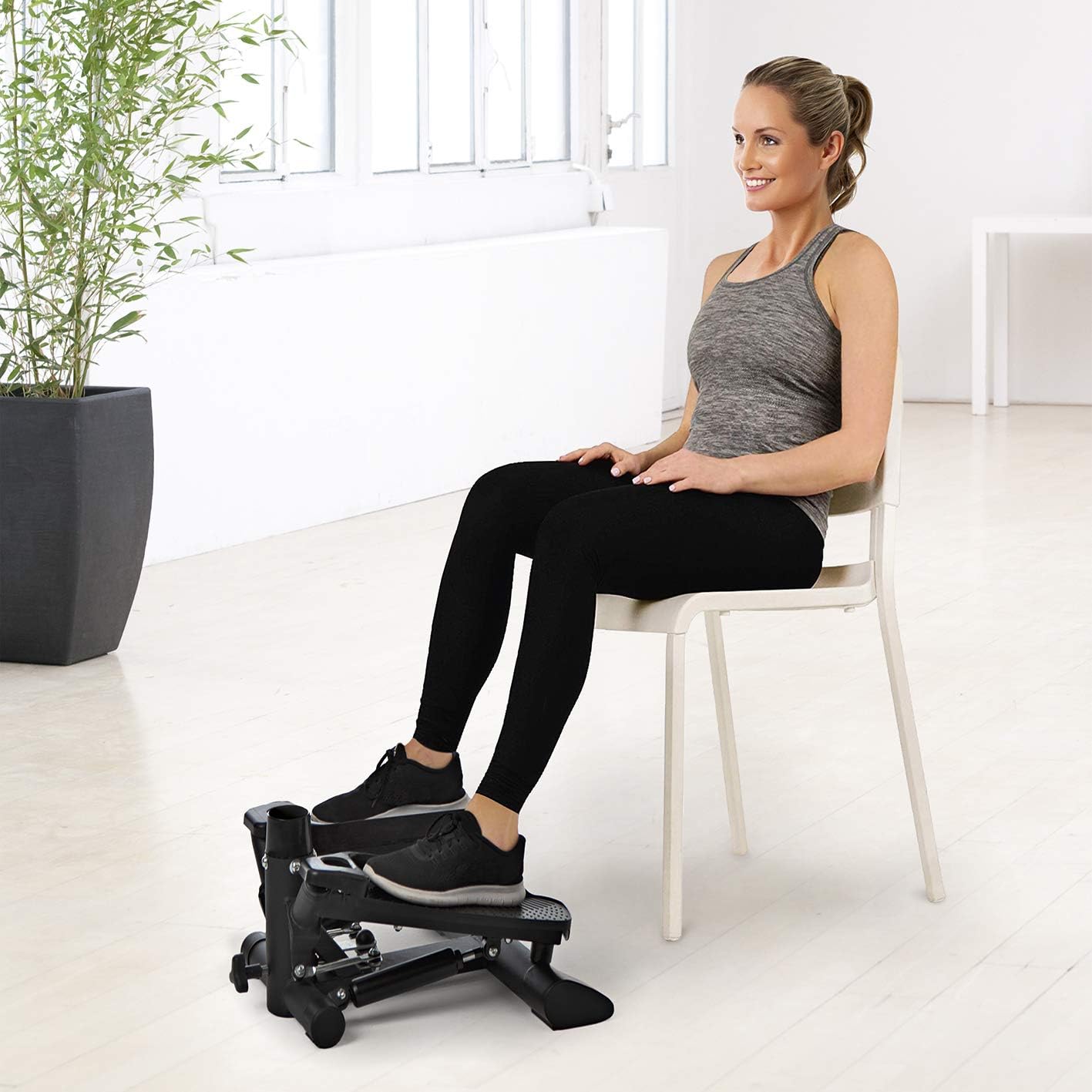 VITALmaxx Fitnesstrainer Swing Stepper mit 2 Expanderbändern | Trainiert die Beinmuskeln und fördert die Ausdauer | Mit höhenverstellbarem Handgriff | Maximale Belastung ca. 100 kg [schwarz] — Ansicht 5