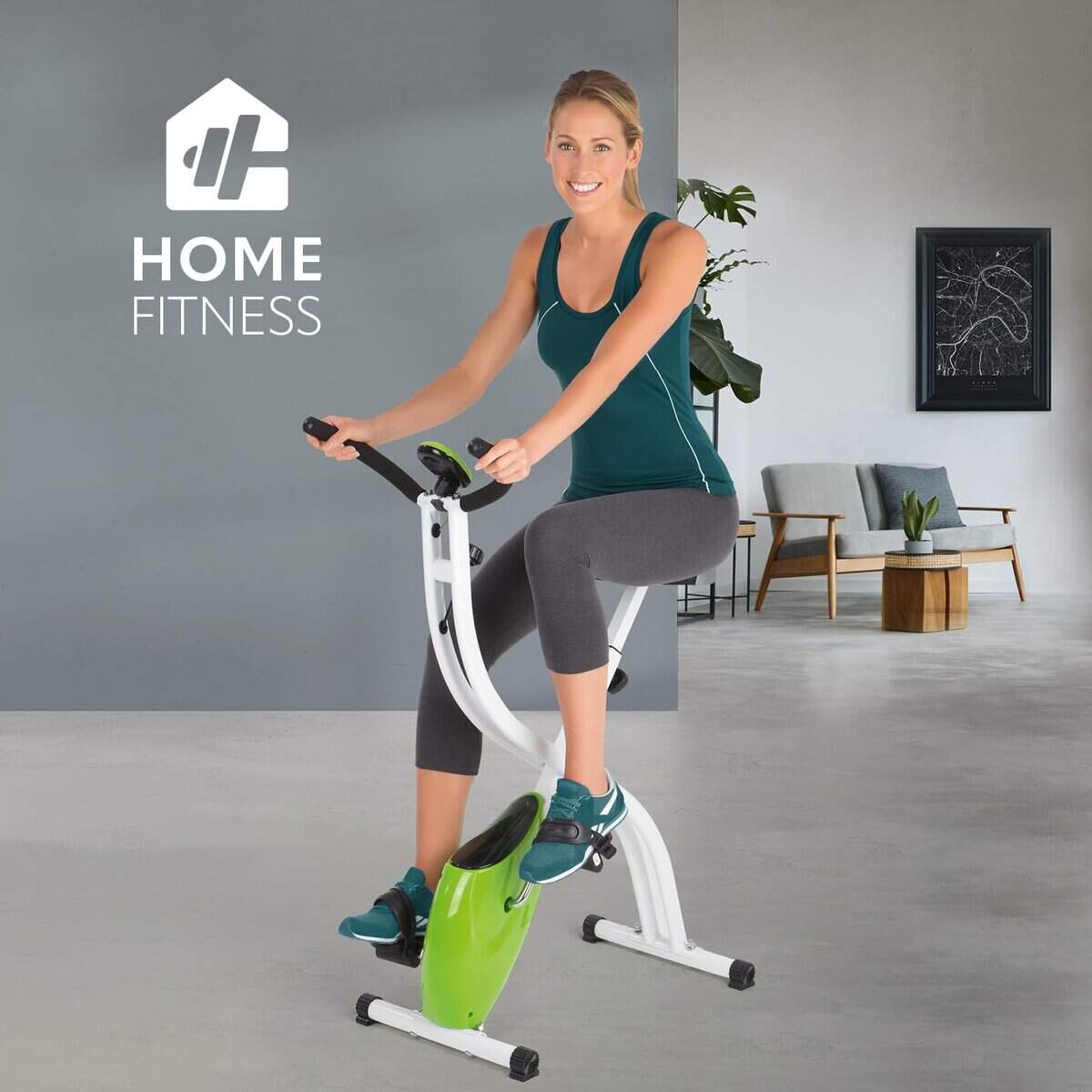 Eine Frau in Sportkleidung benutzt einen stationären Heimtrainer in einem modernen Wohnzimmer, an dessen Wand "Home Fitness" und ein Hantellogo angebracht sind.